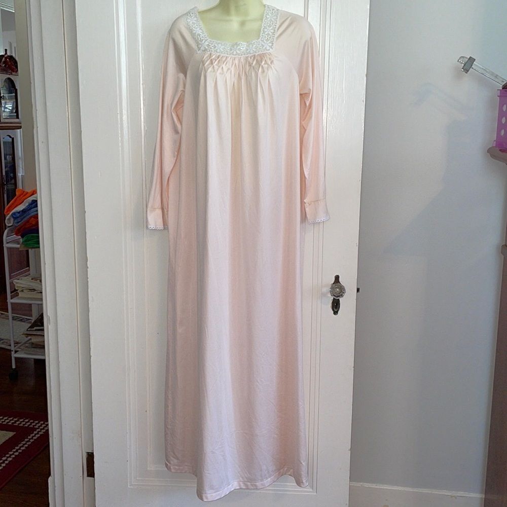 Vtg Shadowline light pink‎ lace smock square neck nylon long sleeve nightgown